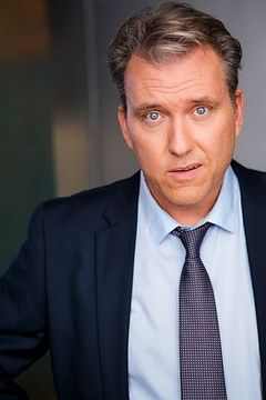 Brad Abrell interpreta Announcer