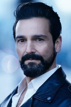 Doug Rao interpreta Andy Villalobos