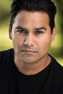 Gilbert Soto interpreta Hispanic Officer
