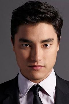 Remy Hii interpreta Simon Van Reyk
