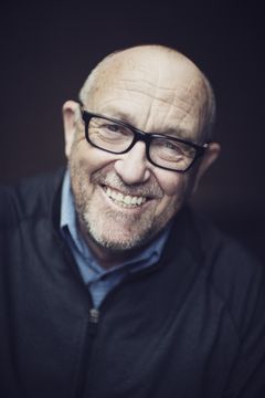 Mark Whelan interpreta Colonel Devereux