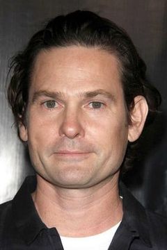 Henry Thomas interpreta The Bartender