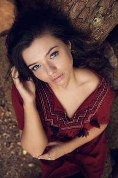 Caitlin-Rose Lacey interpreta Kennedy Mather