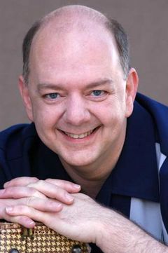 Stephen Pawley interpreta Judge