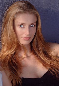 Jenya Lano interpreta Russian Woman