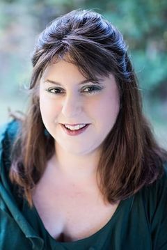 Kristi Averette interpreta Mom in Restuarant / Football Game Attendee