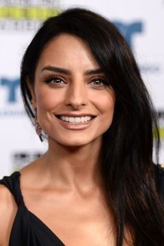 Aislinn Derbez interpreta Isabel