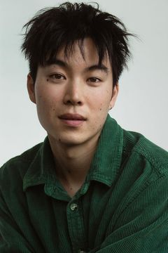 Daniel Liu interpreta Dirk