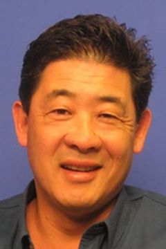 Joey Miyashima interpreta Ron Benson