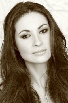 Lora Kojovic interpreta Rina Humphries