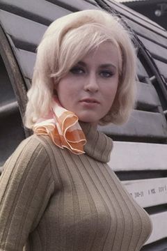 Lee Meredith interpreta Ulla