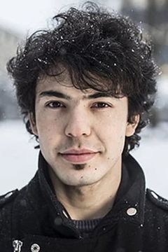 Ahmad Khan Mahmoodzada interpreta Young Hassan