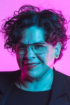 Carmen Pelaez interpreta Prison Desk Guard