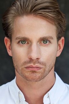 Elliot Balchin interpreta Peters