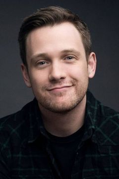 Michael Arden interpreta Derek Frost