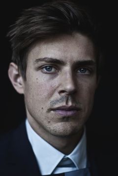 Chris Lowell interpreta Dell Parker