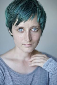 Mica Bara interpreta Karin