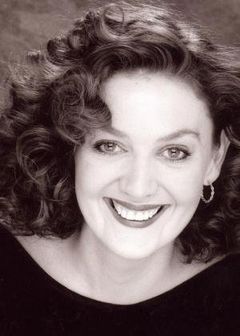 Shannon Lawson interpreta Emily, Julie's Mother