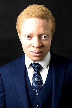 Ahmed Bakare interpreta Spectre VIP Guest