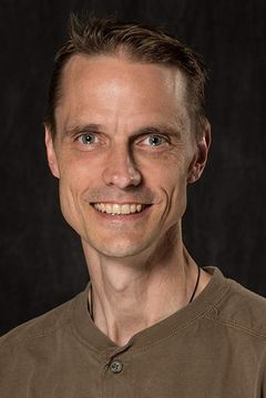 Doug Dawson interpreta Heshir