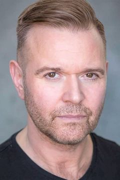 Darren Day interpreta Dean