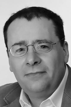 Adam Tandy interpreta Elf (voice)
