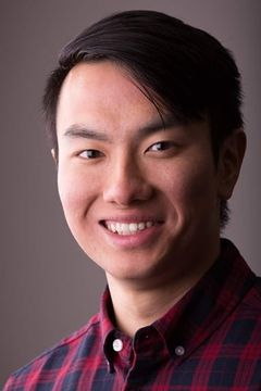 Jeremy Tan interpreta Groom