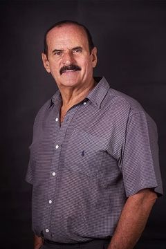 Graham K. Furness interpreta Friend in a bar scene (uncredited)