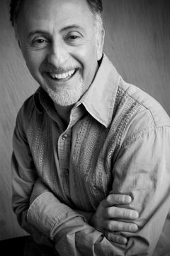 Mark Menza interpreta Yokian Incubator Operator (voice)