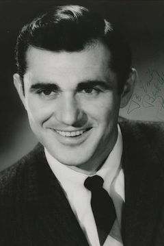 Paul Comi interpreta Senator McLean