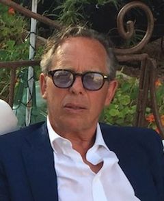 Hans Royaards interpreta Gus