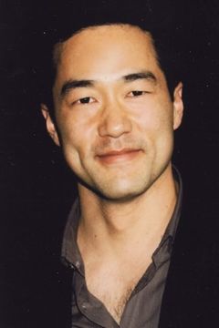 Tim Kang interpreta Kimball Cho