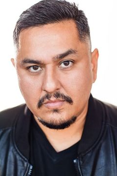 Ricky Garcia interpreta Frank