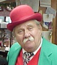 Gene Rader interpreta Hawker