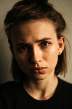 Yana Enzhaeva interpreta Zhenya