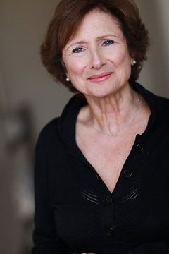 Delphi Harrington interpreta Lucille Palmer