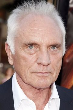 Terence Stamp interpreta Dr. Bud Chantilas
