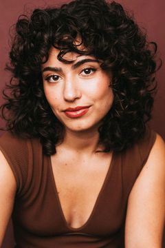 Abby Mohaddes interpreta Bride