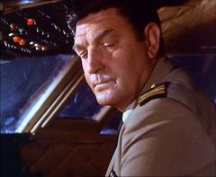 Harold Sanderson interpreta Hydrofoil Captain (uncredited)