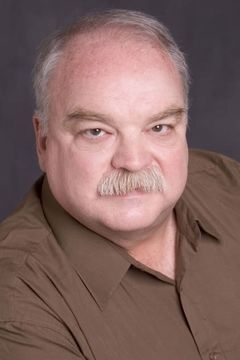 Richard Riehle interpreta Officer O'Brien