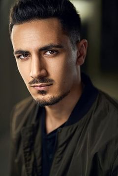 Ardy Ramezani interpreta Paramedic