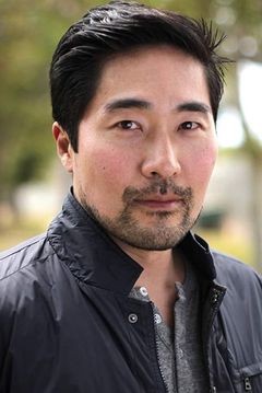 Paul Yoo interpreta John Yoo