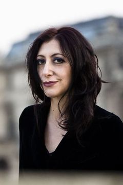Monica Nappo interpreta Barn Woman
