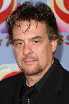 Robert Pastorelli interpreta Det. Jimmy Detillo