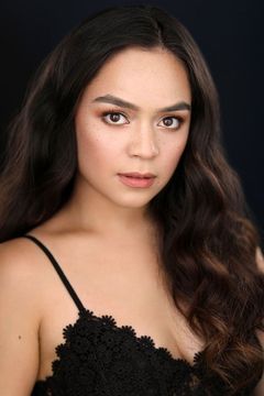 Kaitlyn Santa Juana interpreta Stefani Reyes