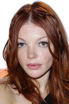 Nicole LaLiberte interpreta Christina - Bird Girl