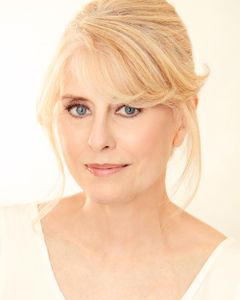 Brit Lind interpreta Anjelica