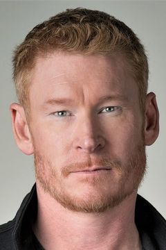 Zack Ward interpreta Dusty Richards