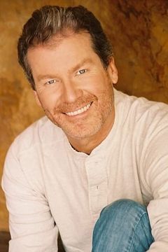 Daniel Hugh Kelly interpreta David