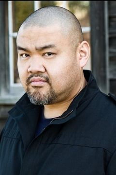 Simon Chin interpreta Pasang